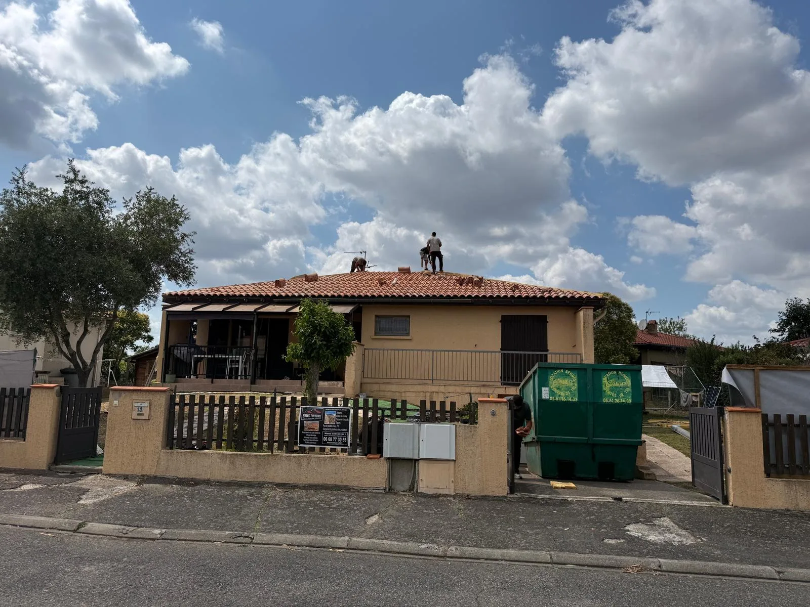 L’équipe News Toiture sur le toit d’une maison pendant une rénovation de toiture
