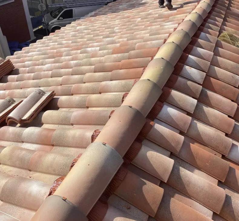 Toiture en tuiles rénovée par News Toiture en Ariège